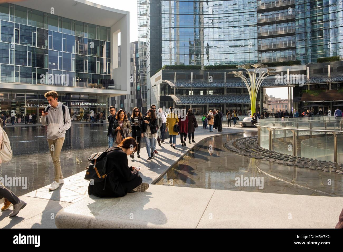 Les gens qui marchent dans la Porta Nuova, Milan, Italie - le Central Business District Banque D'Images