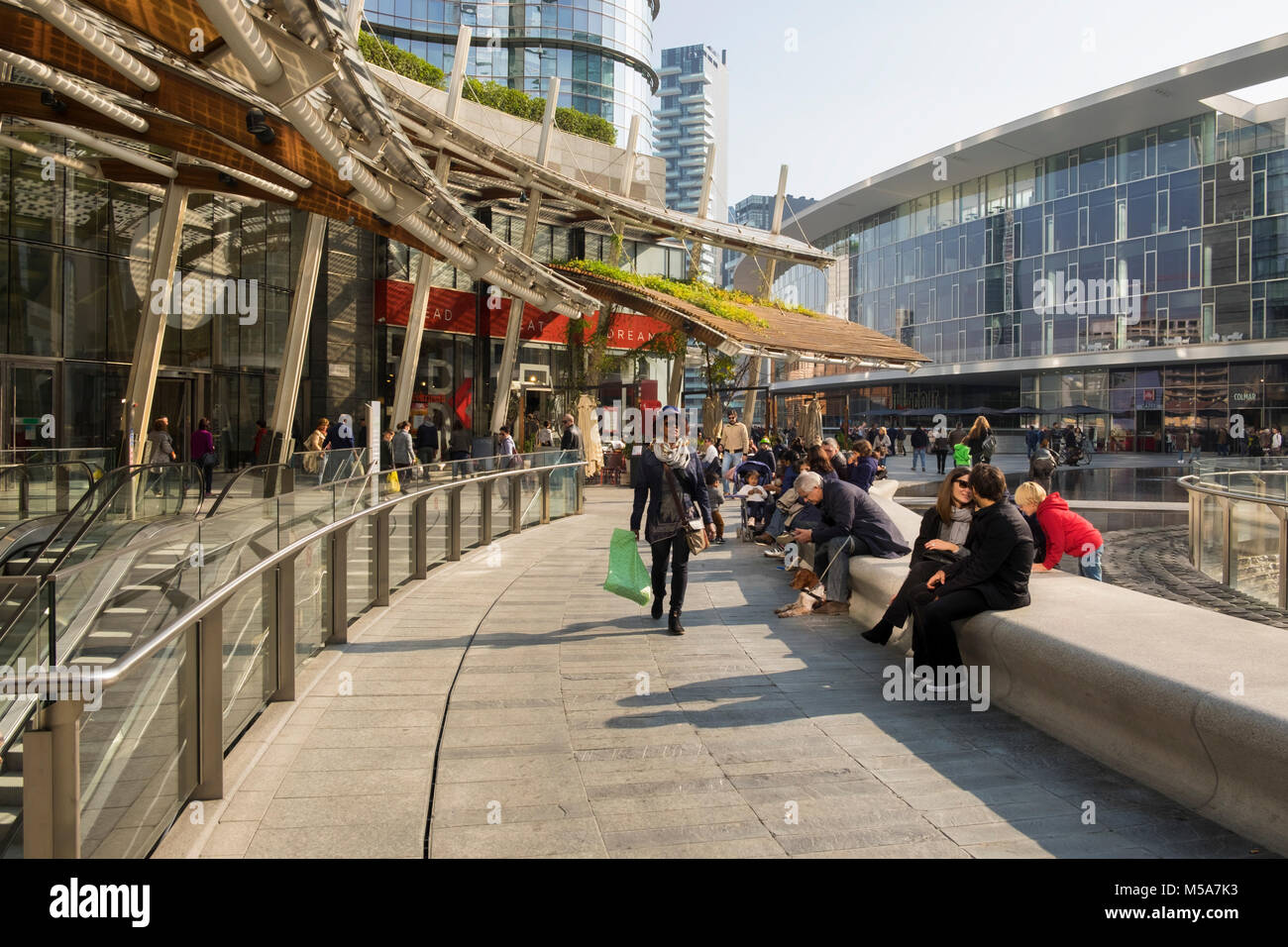 Milan, Italie - touristes dans la Porta Nuova, les gens dans le quartier central des affaires Banque D'Images