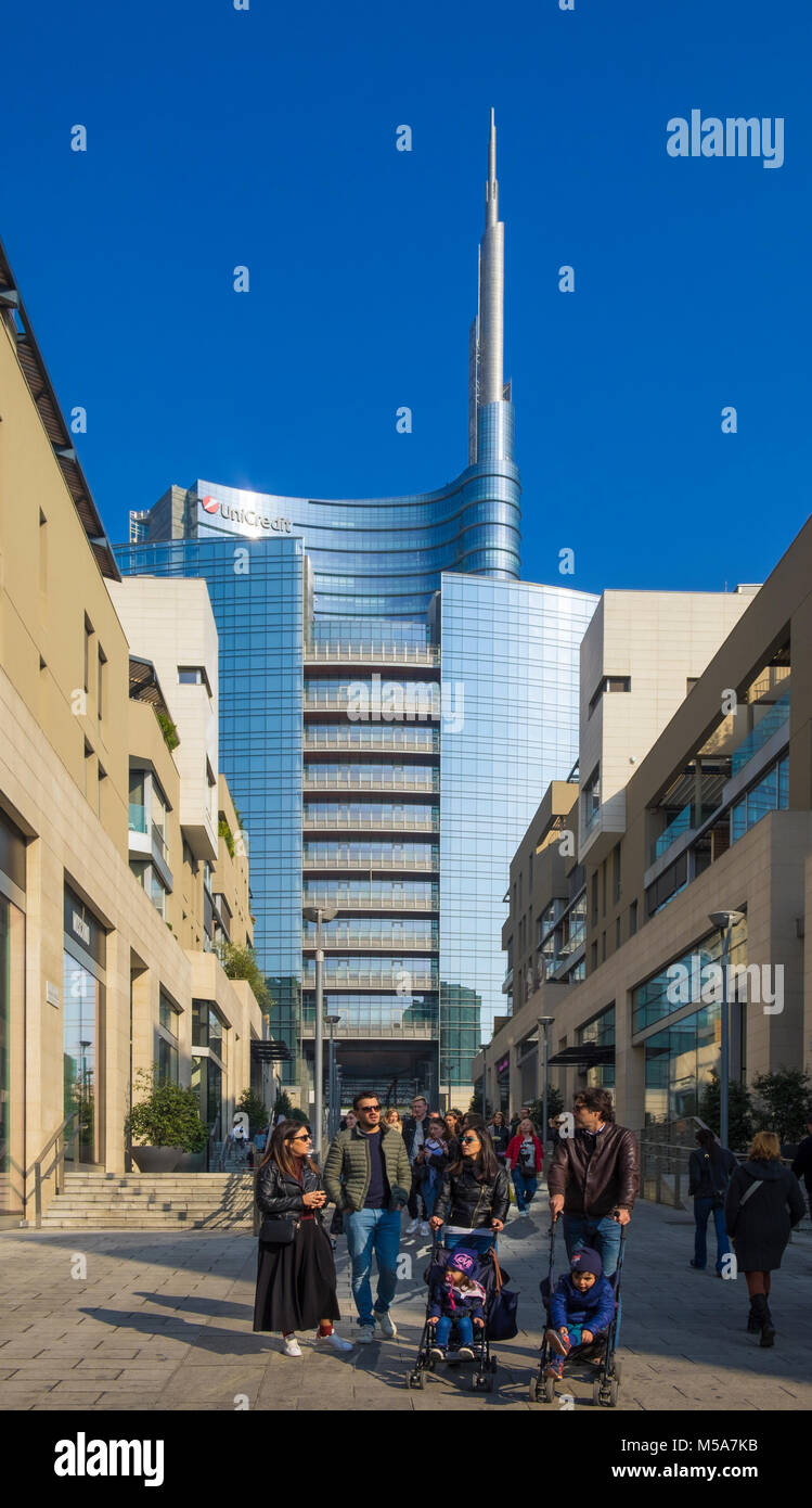Les gens qui marchent dans le quartier des affaires de Porta Nuova, Milan, Italie Banque D'Images