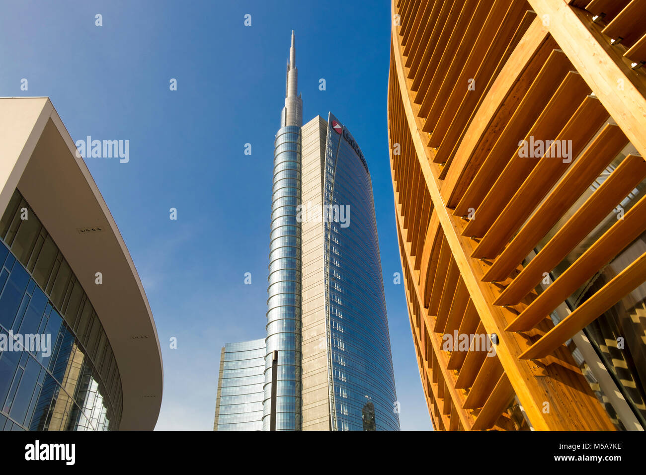 Architecture moderne - Milan, Italie - Tour ou Torre UniCredit dans le quartier des affaires Porta Nuova, avec le bâtiment en bois du pavillon UniCredit Banque D'Images