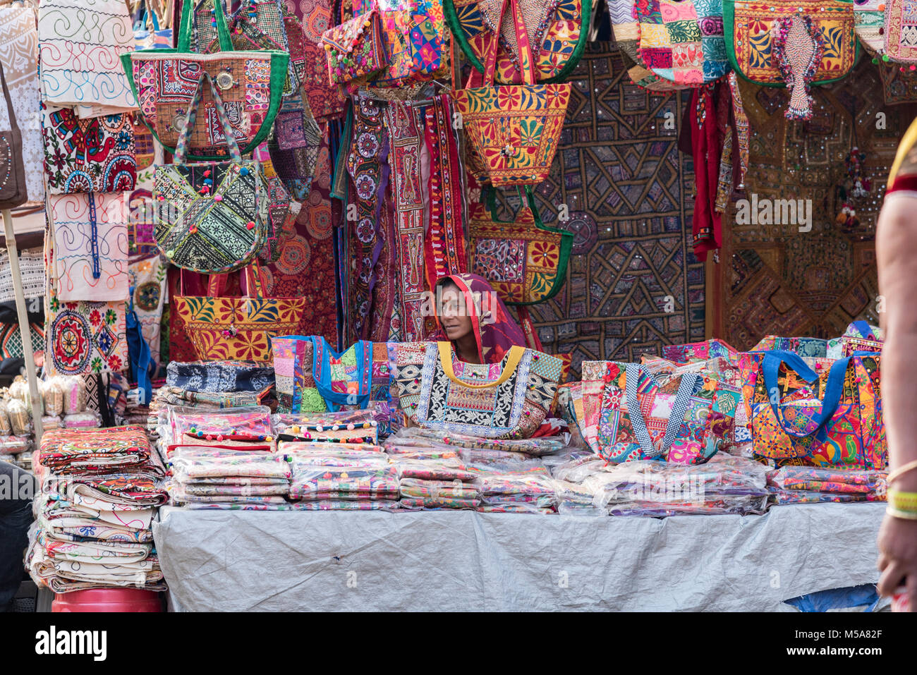 Une femme vendant de beaux articles décoratifs faits main dans une boutique. Banque D'Images