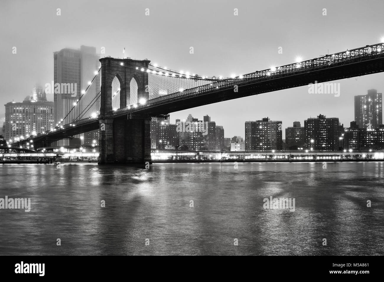 Brooklyn Bridge et le Manhattan sur une nuit brumeuse, New York City, USA. Banque D'Images