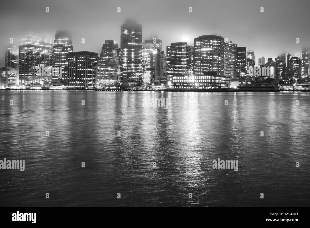 Sur une nuit brumeuse de Manhattan, New York City, USA. Banque D'Images