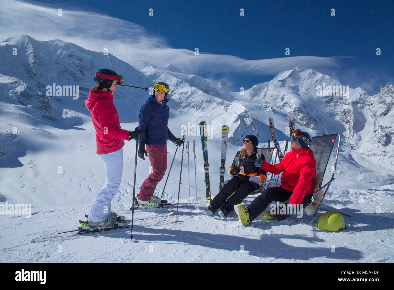 Gruppe mit Ski und auf Liegestuhl vor Le Piz Bernina Diavolezza Banque D'Images