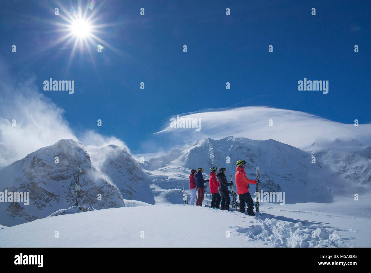 Gruppe mit Ski und auf Liegestuhl vor Le Piz Bernina Diavolezza Banque D'Images