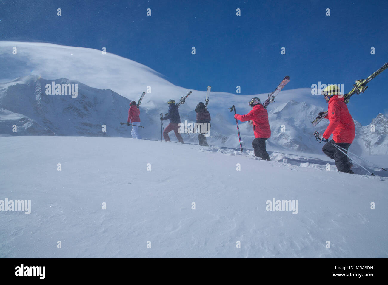 Gruppe mit Ski und auf Liegestuhl vor Le Piz Bernina Diavolezza Banque D'Images