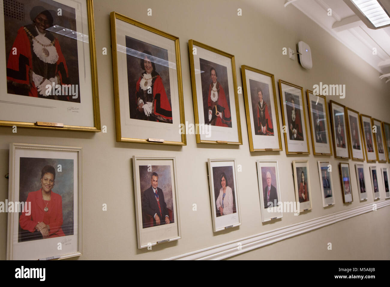 Un mur d'un hôtel de ville de Barnet avec photos encadrées d'anciens maires Banque D'Images