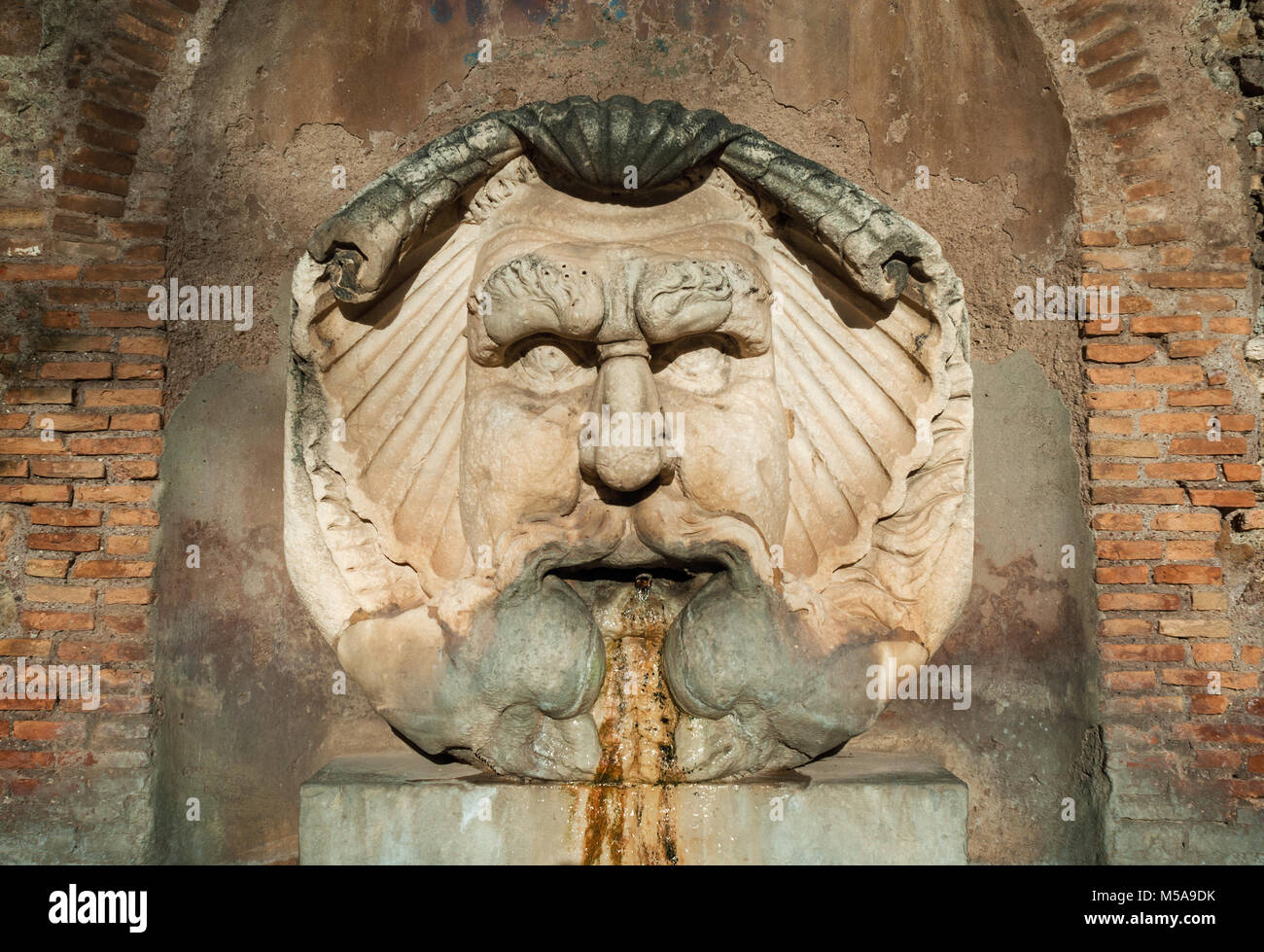 Fontaine du masque de Saint Sabina, faite en 1593 et maintenant en colline de l'Aventin à Rome Banque D'Images