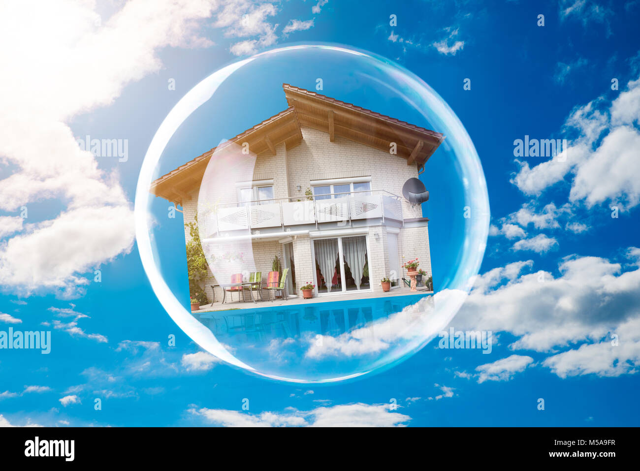 Close-up de l'intérieur Chambre Bubble Against Cloudy Sky Banque D'Images