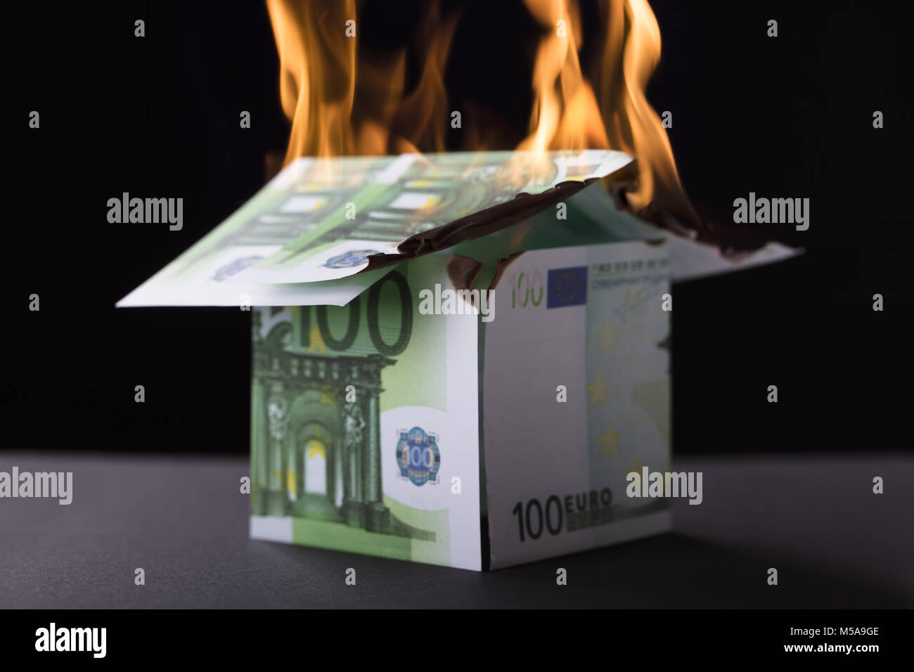 Chambre composé de brûler des billets dans le feu sur fond noir Banque D'Images