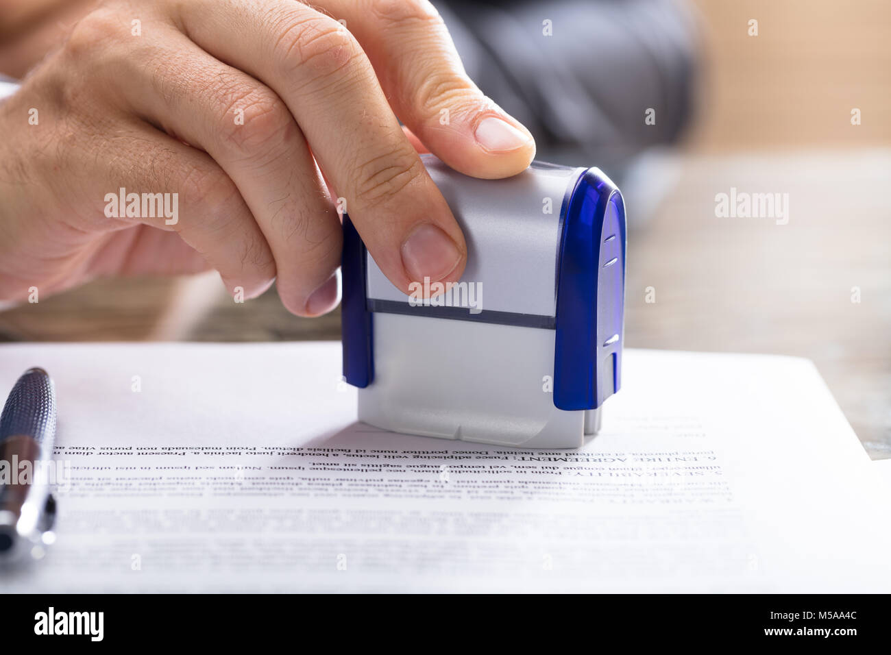 Close-up d'une main humaine Document estampage sur 24 Banque D'Images