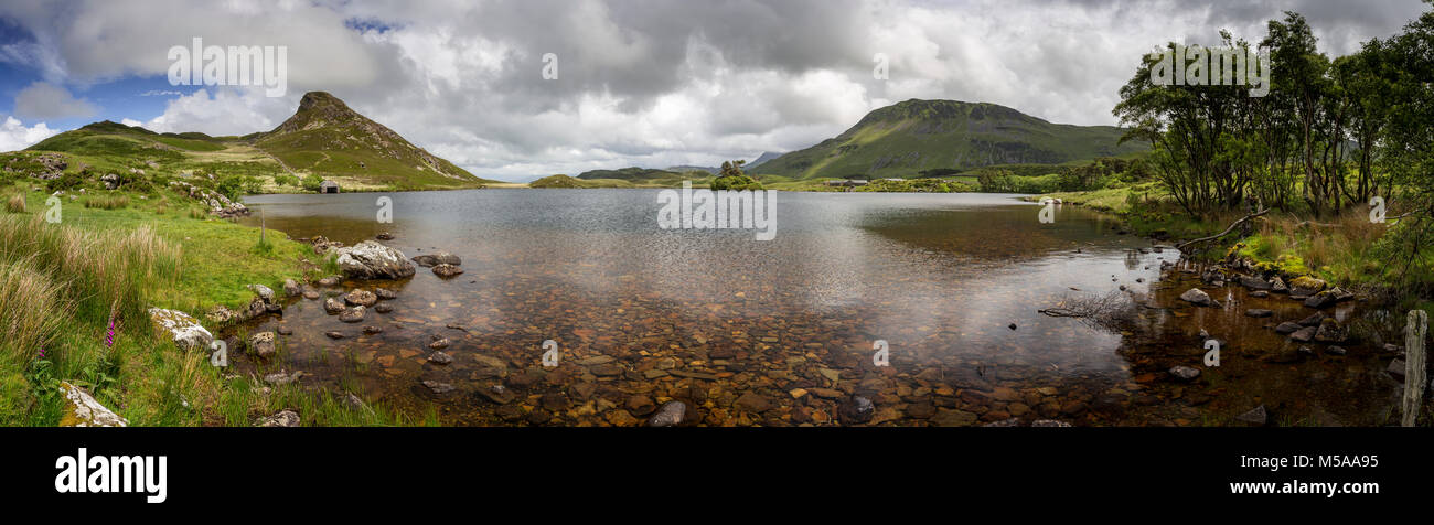 Panorama de lacs dans Cregennan sur Snowdonia un jour nuageux Banque D'Images
