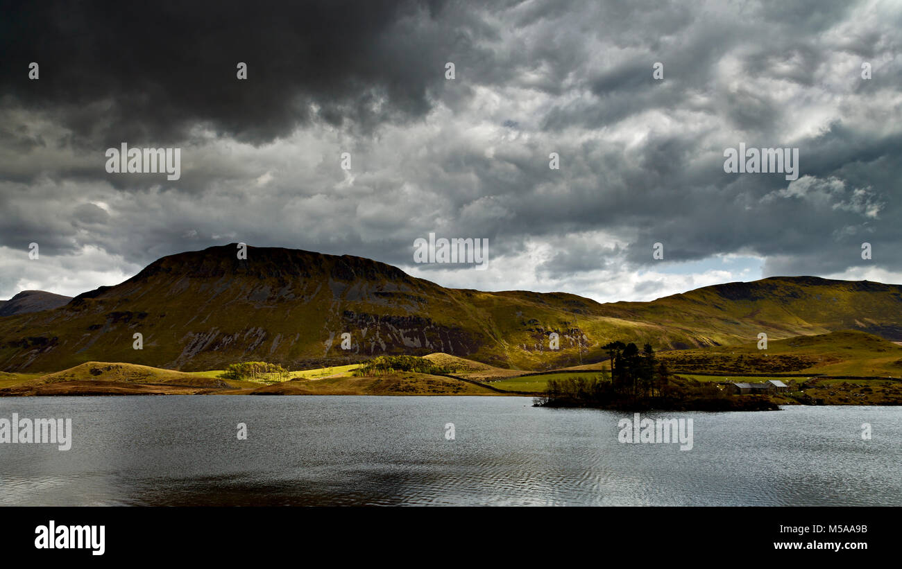 Cregennan dans les lacs sous un ciel orageux de Snowdonia Banque D'Images