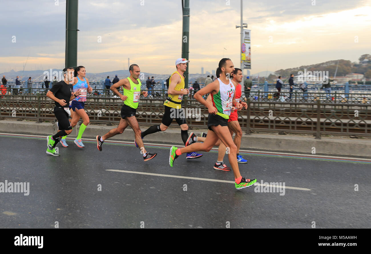 ISTANBUL, TURQUIE - 12 NOVEMBRE 2017 : Les athlètes d'exécution en 39. Marathon d'Istanbul qui comprend deux continents dans une seule race. Marathon commence à l'Asie Banque D'Images ISTANBUL, TURQUIE - 12 NOVEMBRE 2017 : Les athlètes d'exécution en 39. Marathon d'Istanbul qui comprend deux continents dans une seule race. Marathon commence à l'Asie Banque D'Images
