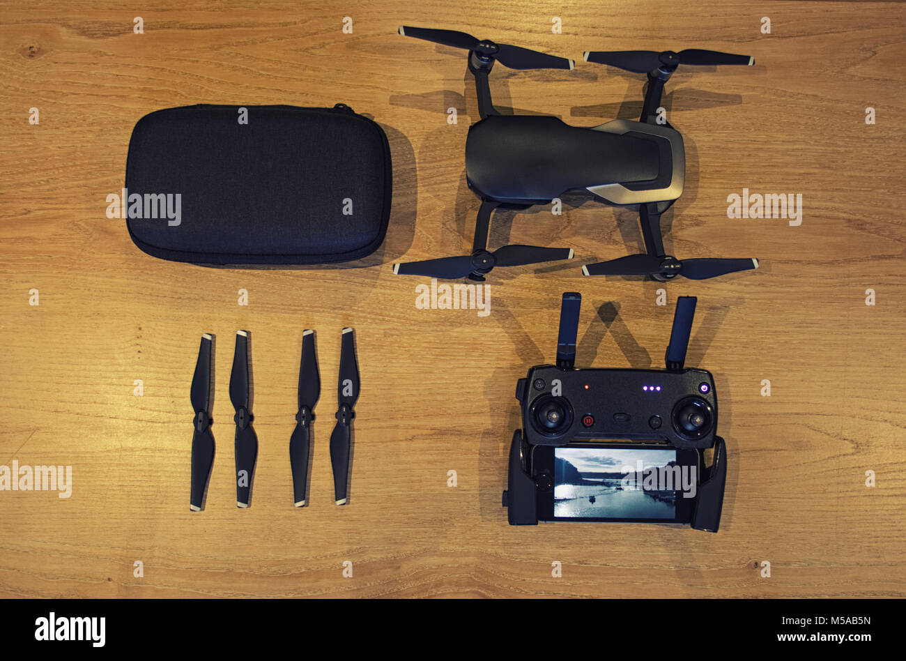 Air Drone quadcopter DJI Mavic sur table en bois Banque D'Images