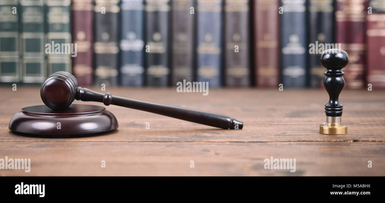 La loi et la justice, de la légalité, le juge concept Gavel et notaire joint sur un fond de bois, concept de la bibliothèque de droit. Banque D'Images