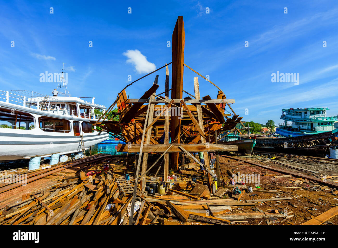 Travailleurs en chantier. Construction navale ,( ship building) Grand navire sur cale sèche flottante dans un chantier naval, de l'île de Phu Quoc, Vietnam, Kien Giang Banque D'Images