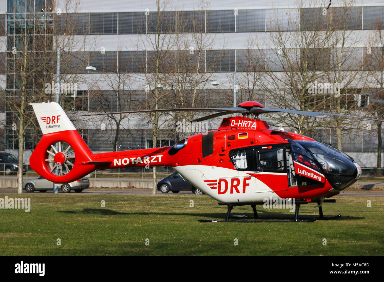 Magdeburg, Allemagne - Février 21,2018 : Un hélicoptère H135 d'Airbus, l'aviation allemande de sauvetage se tient sur un pré à Magdebourg, en Allemagne. Banque D'Images