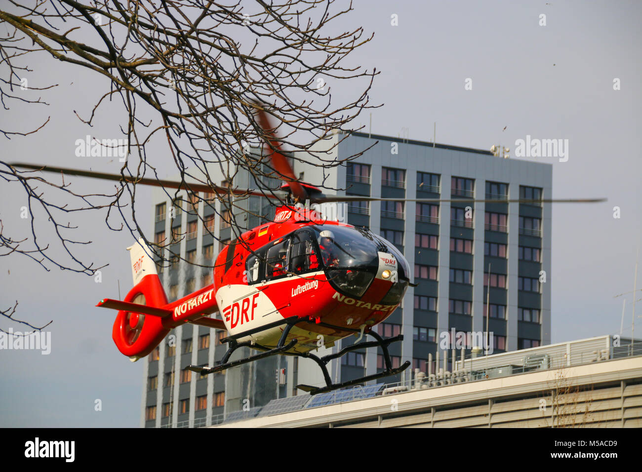 Magdeburg, Allemagne - 21 Février 2018 : Lancement de l'hélicoptère de sauvetage Christoph 36 à Magdebourg, en Allemagne. L'Airbus H 135 fait partie de l'hélicoptère Banque D'Images