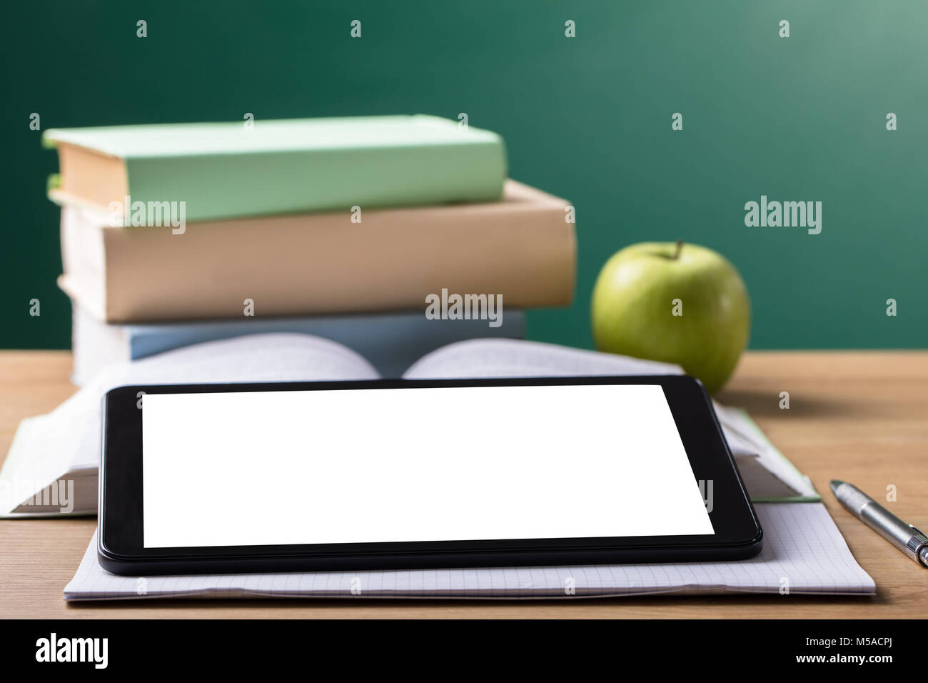 Close-up de pomme verte et tablette numérique avec écran blanc Banque D'Images