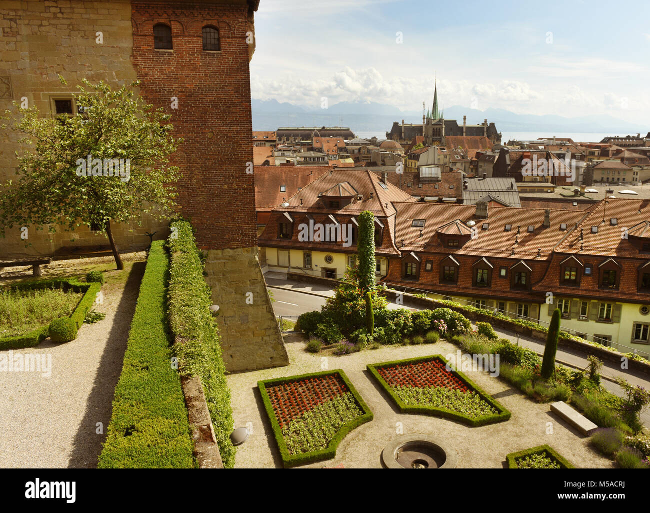 La ville de Lausanne avec l'église Saint-François et le lac de Genève, à l'arrière-plan, Lausanne, Suisse. Banque D'Images La ville de Lausanne avec l'église Saint-François et le lac de Genève, à l'arrière-plan, Lausanne, Suisse. Banque D'Images