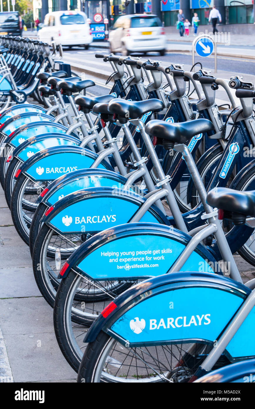 Barclays 'Boris Bikes', alignées dans une rue de Londres. Banque D'Images