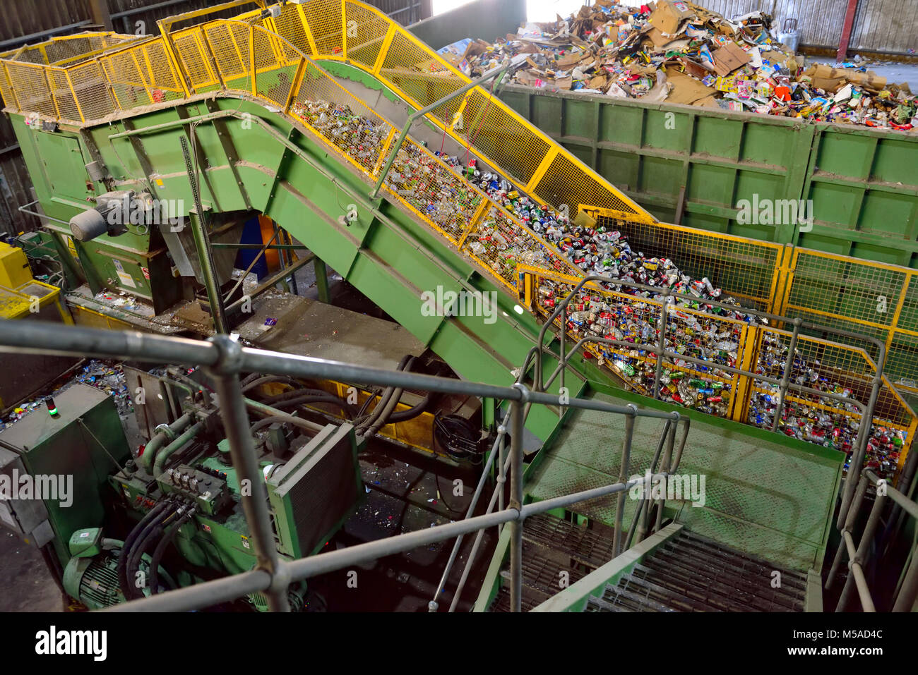 Les machines et le convoyeur à bande utilisée dans le tri des déchets de post-consommation des bouteilles en plastique et les canettes à l'usine de recyclage, UK Banque D'Images
