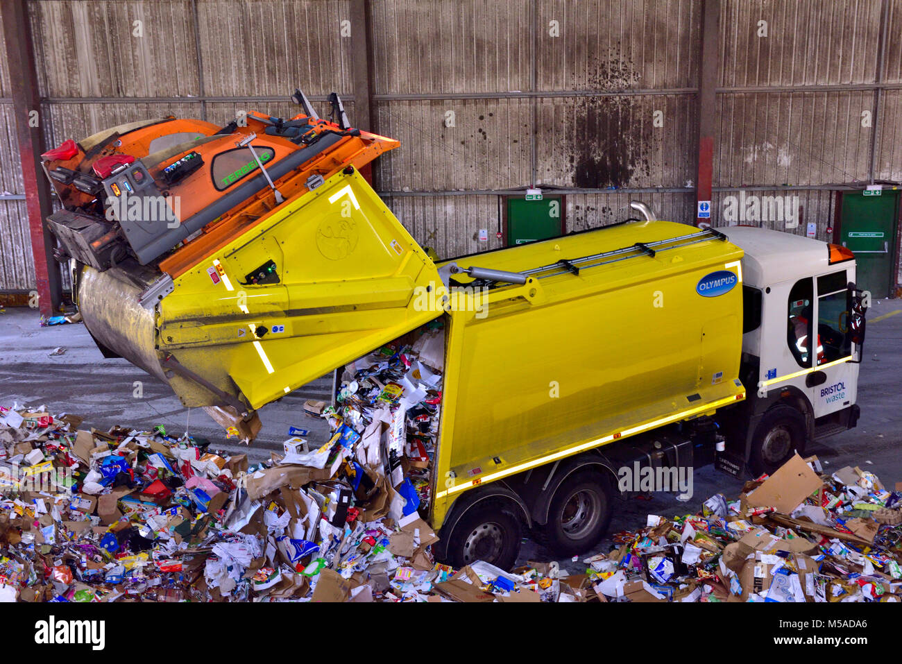 Déchets de post-consommation, le papier et le carton, l'usine de recyclage mis en recouvrement par camion, UK Banque D'Images
