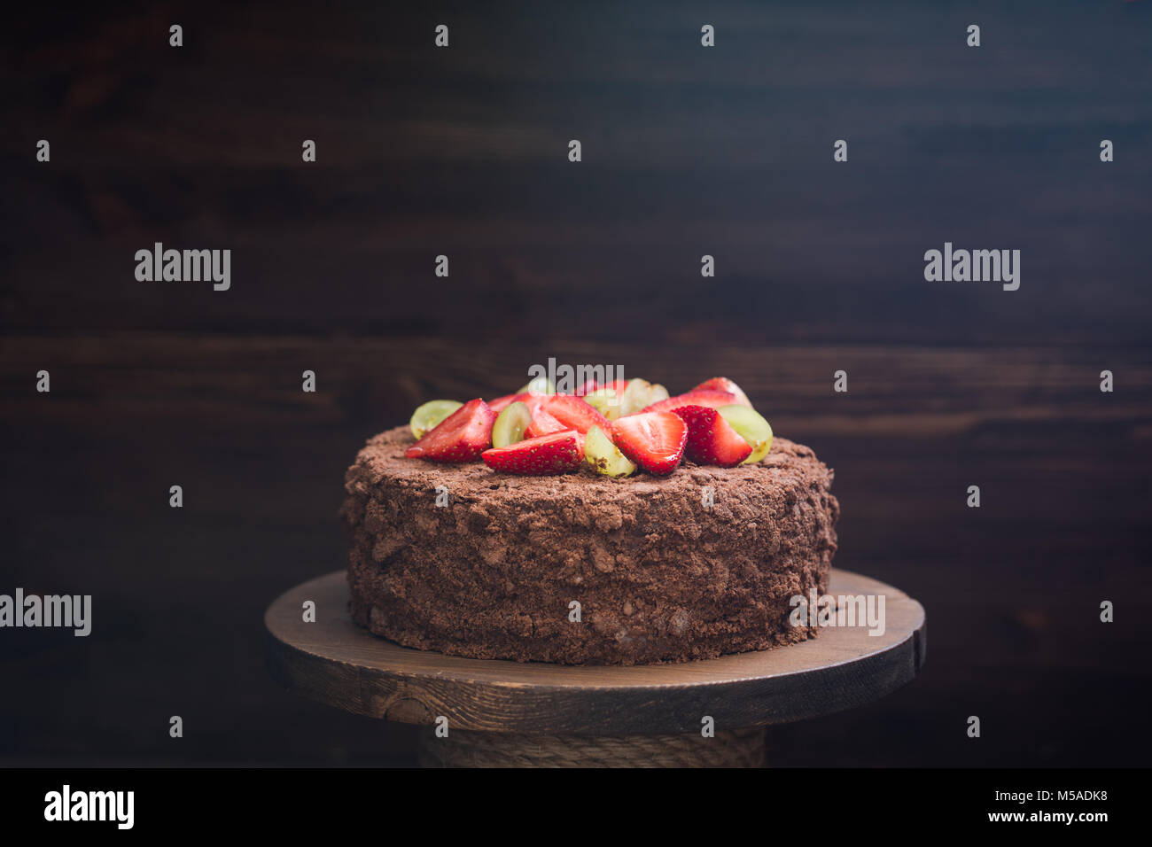 Gateau Au Chocolat Russe Napoleon Aux Fraises Sur Le Fond De Bois Photo Stock Alamy