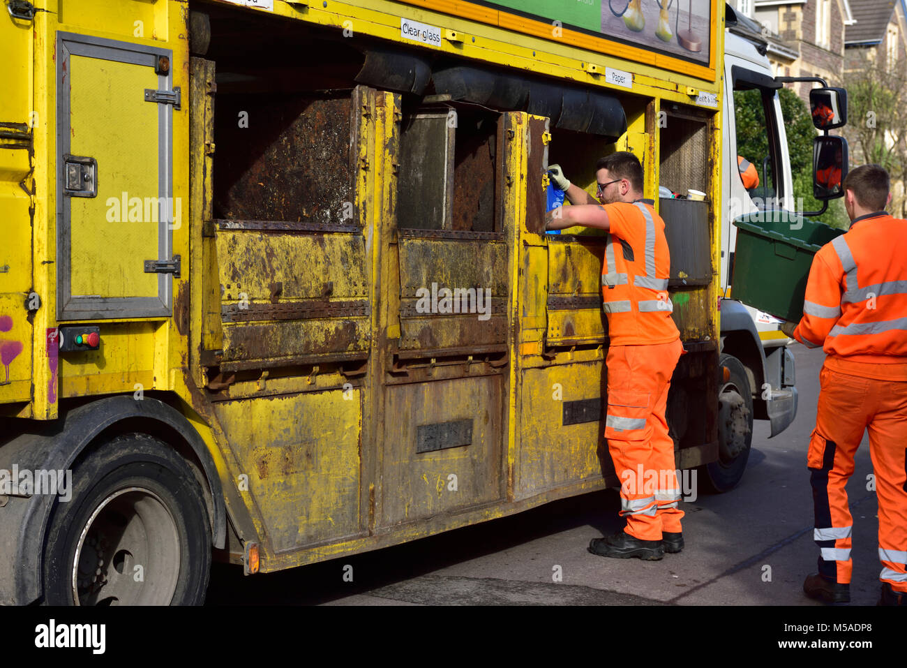 Collecte de recyclage camion avec des ouvriers sur tours faisant le tri qu'ils recueillent, UK Banque D'Images