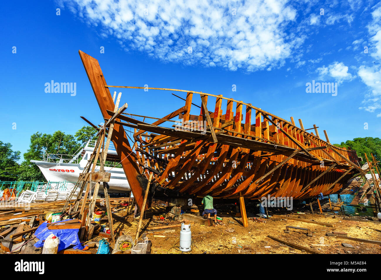 Travailleurs en chantier. Construction navale ,( ship building) Grand navire sur cale sèche flottante dans un chantier naval, de l'île de Phu Quoc, Vietnam, Kien Giang Banque D'Images
