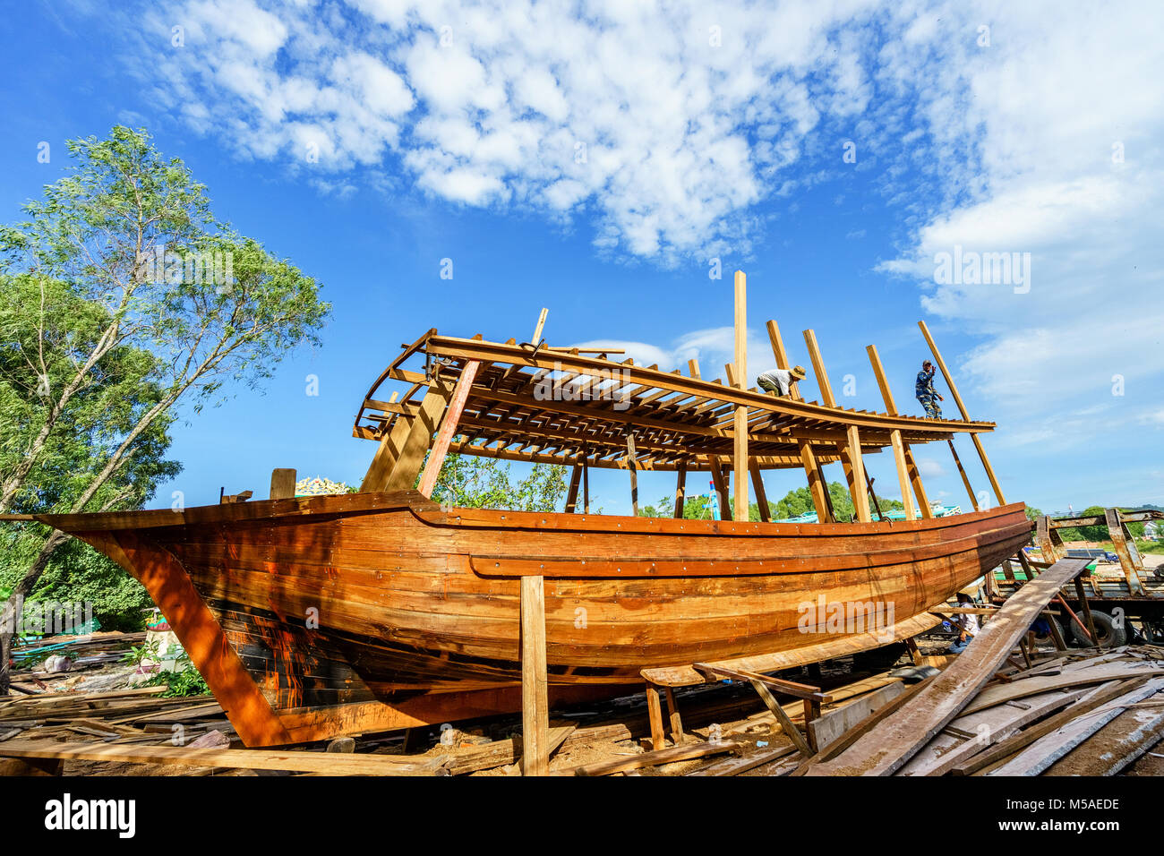 Travailleurs en chantier. Construction navale ,( ship building) Grand navire sur cale sèche flottante dans un chantier naval, de l'île de Phu Quoc, Vietnam, Kien Giang Banque D'Images