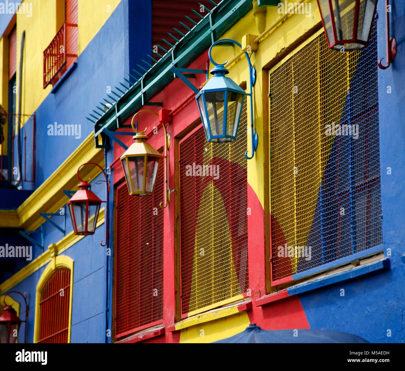 BUENOS AIRES, ARGENTINE ; couleurs vives couvrir maisons dans le quartier de La Boca, à Buenos Aires. Photo par Matt Peut/Alamy Banque D'Images