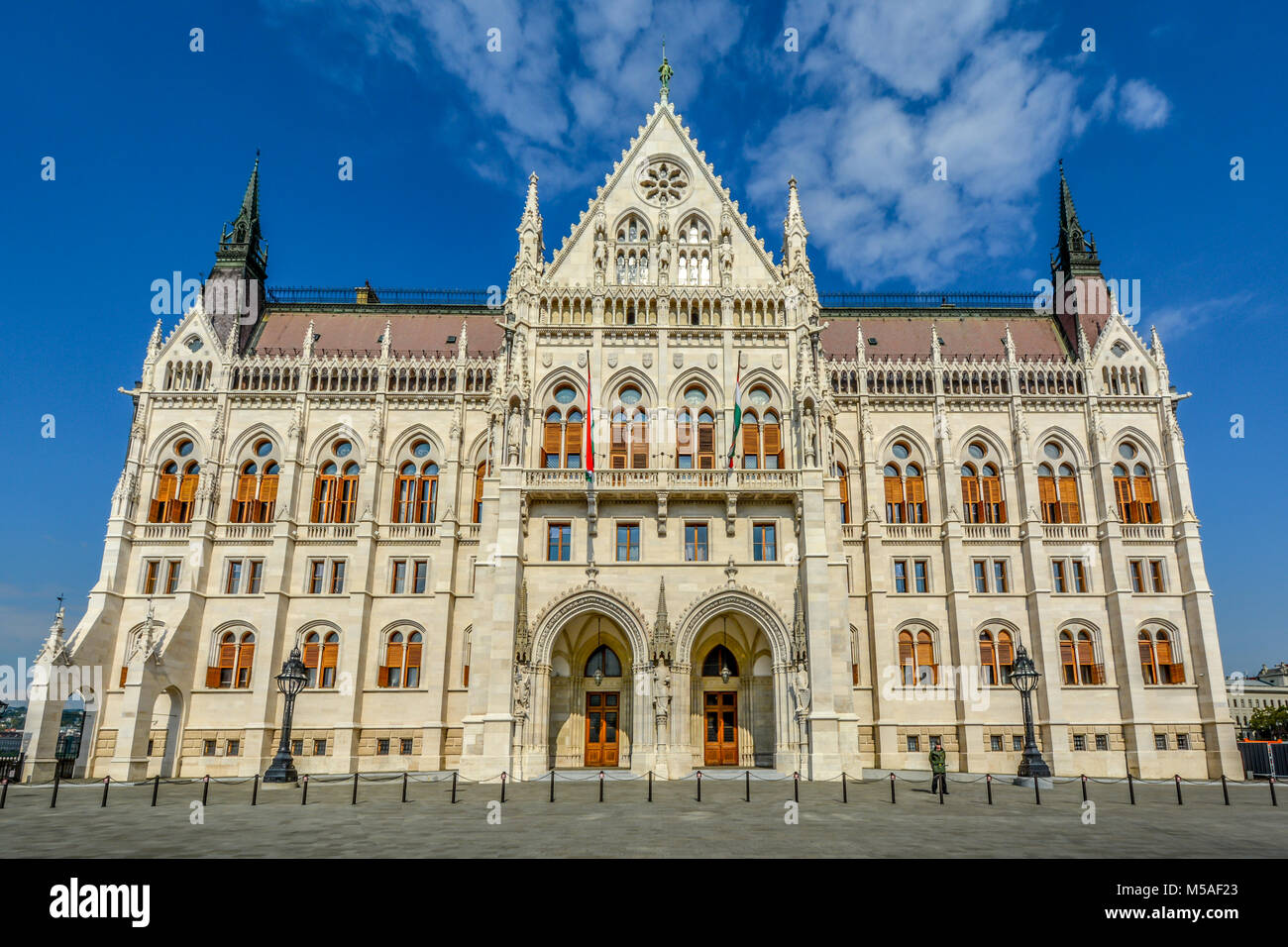 Le front de l'est du bâtiment du parlement hongrois de Budapest avec un soldat qui monte la garde sur une journée ensoleillée. Banque D'Images