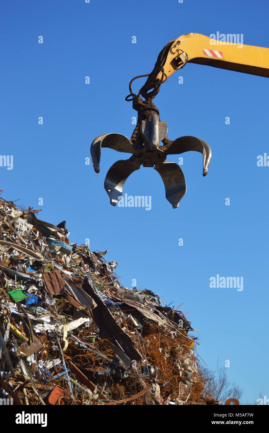 Crane grabber snatch recyclage métal à une ordure ferraille Banque D'Images