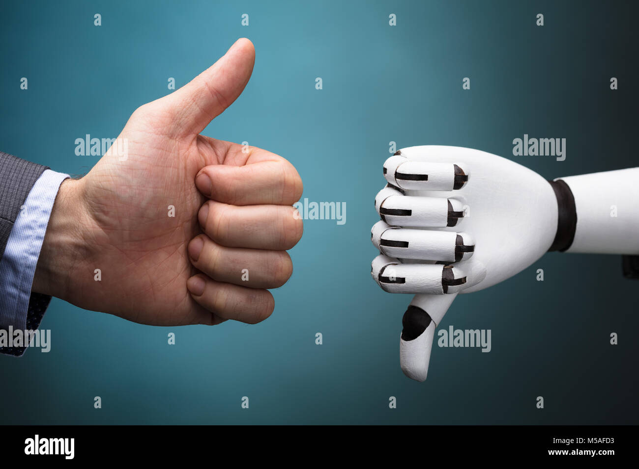 D'affaires et du Robot Showing Thumb Up et le pouce vers le bas signe sur fond bleu turquoise Banque D'Images