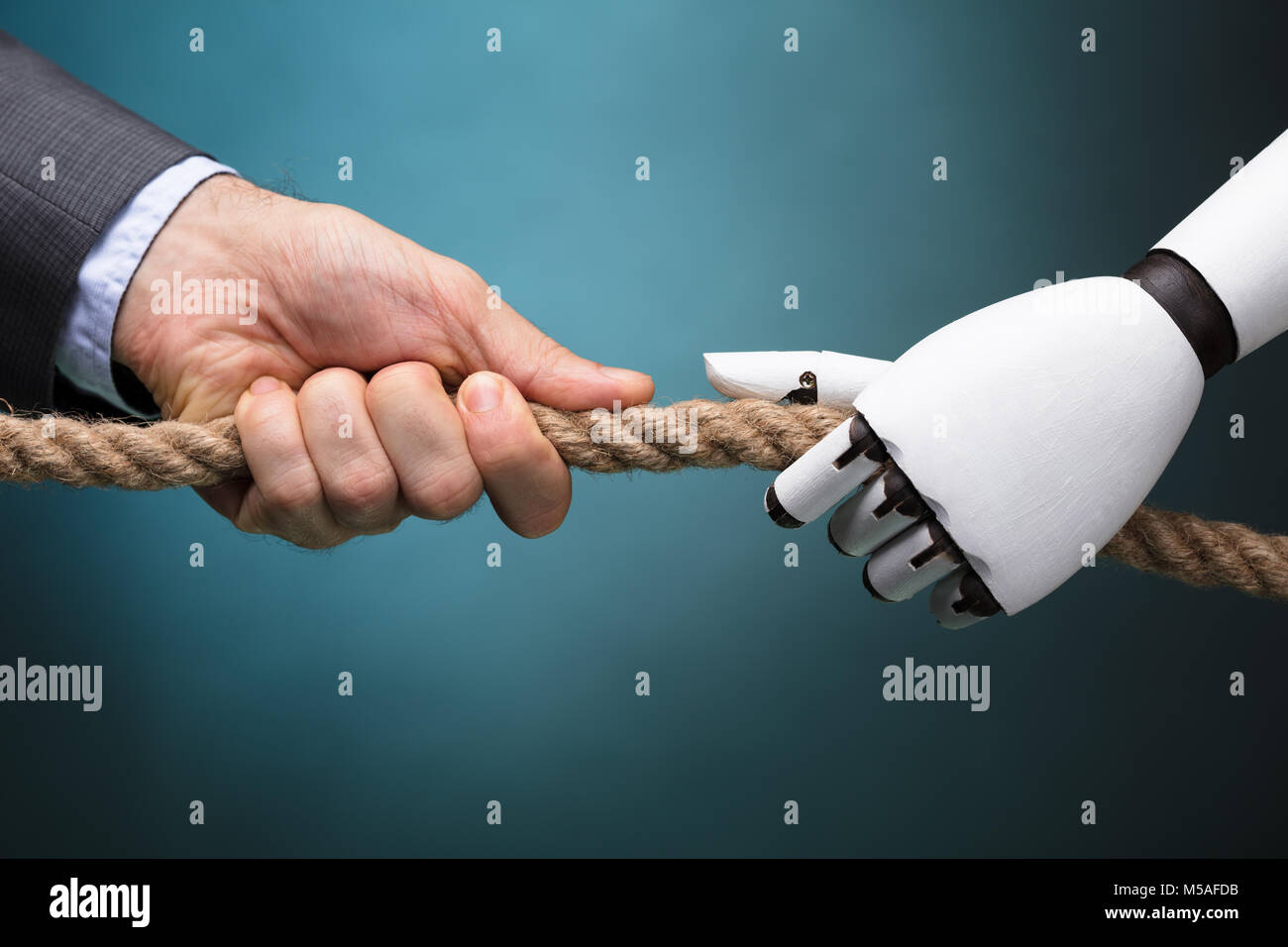 Affaires et Robot Playing Tug of War sur fond coloré Banque D'Images