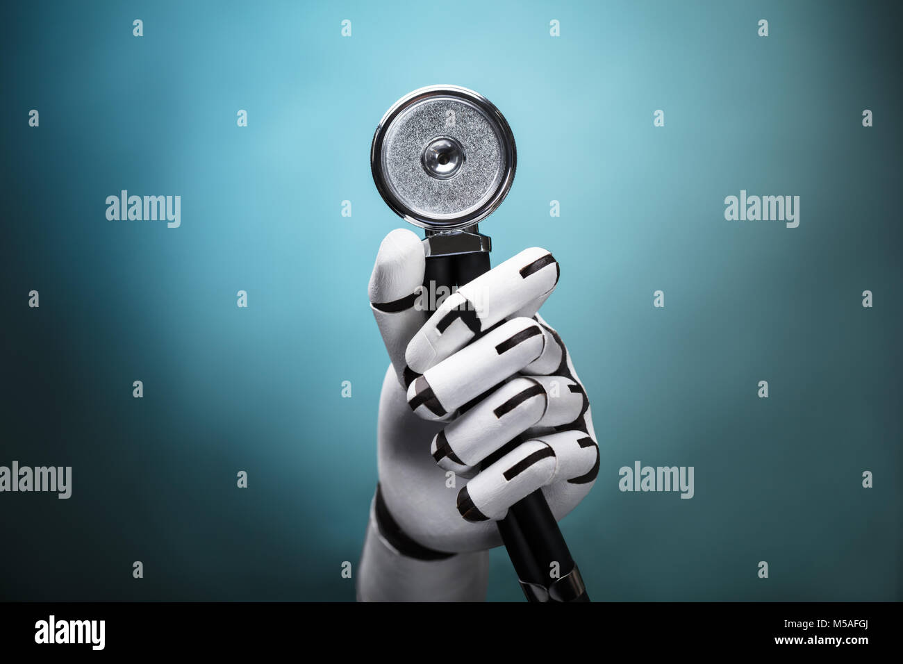 Close-up of a Robot's Hand Holding Stethoscope sur fond coloré Banque D'Images