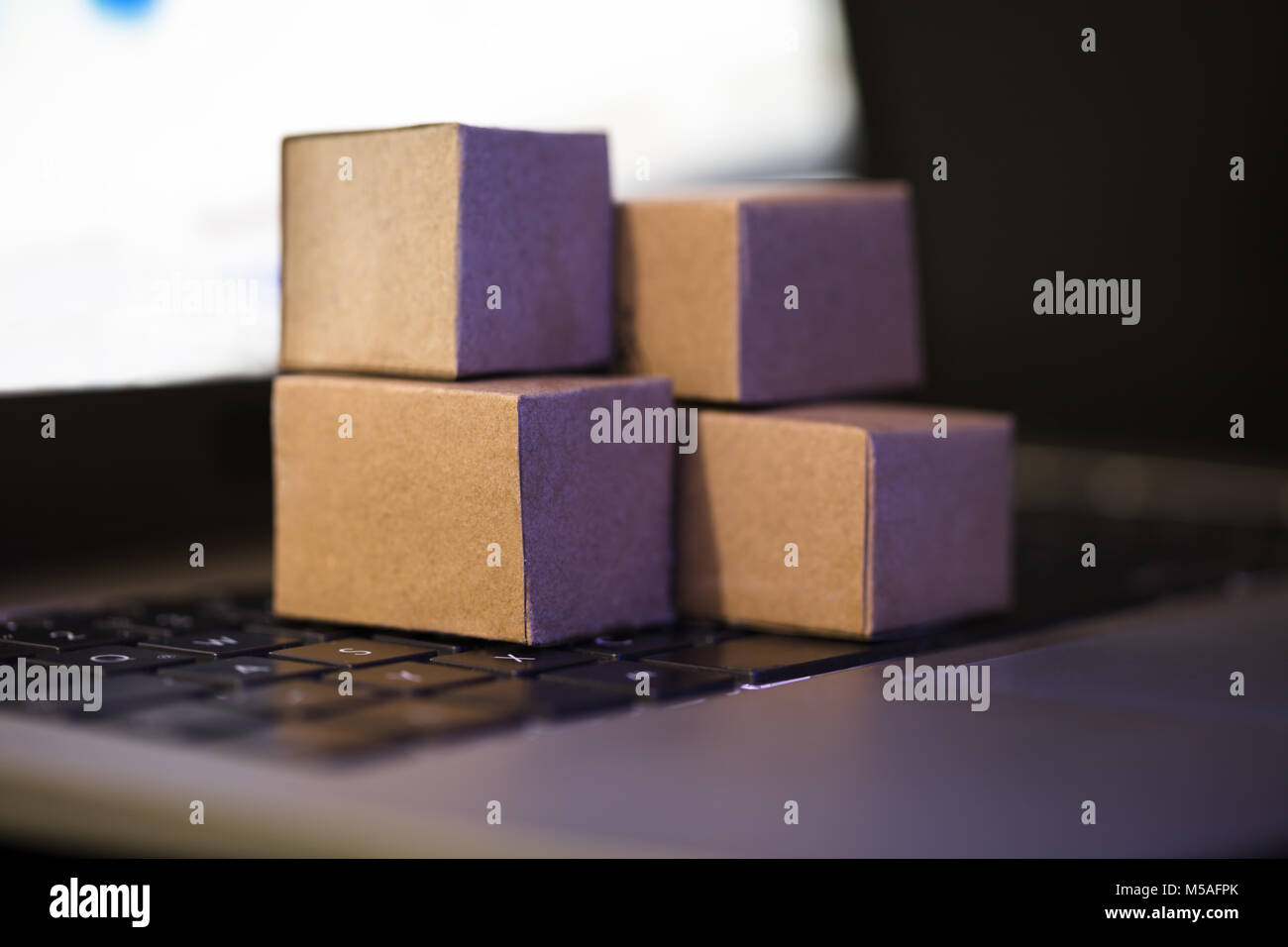 Close-up de petites boîtes de carton sur le clavier de l'ordinateur portable Banque D'Images