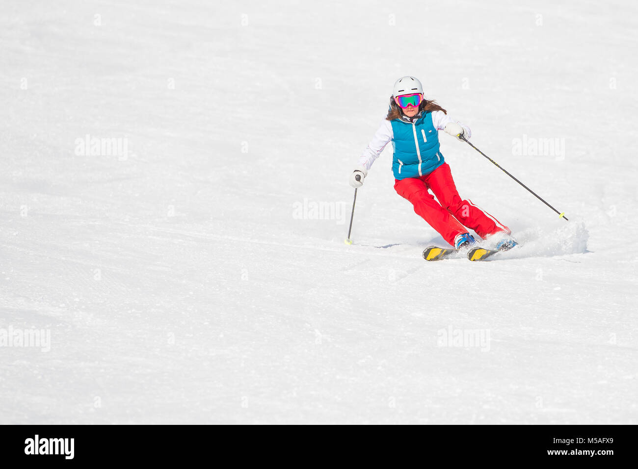 Lonely Girl patineur dans la neige blanche. Banque D'Images