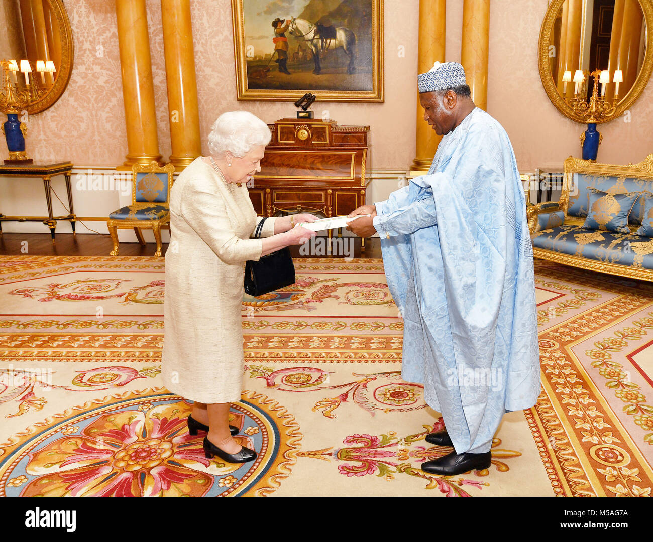 La reine Elizabeth II avec Son Excellence Monsieur Ado Elhadji Abou, l'Ambassadeur de la République du Niger, qu'il présente ses lettres de créance au cours d'une audience privée au palais de Buckingham à Londres. Banque D'Images