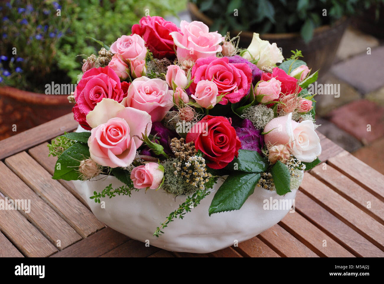 Bouquet de luxe fait de rouge, blanc, rose roses dans le magasin de fleurs  . Anniversaire, fête des mères, Saint Valentin, journée de la femme,  mariage concept Photo Stock - Alamy