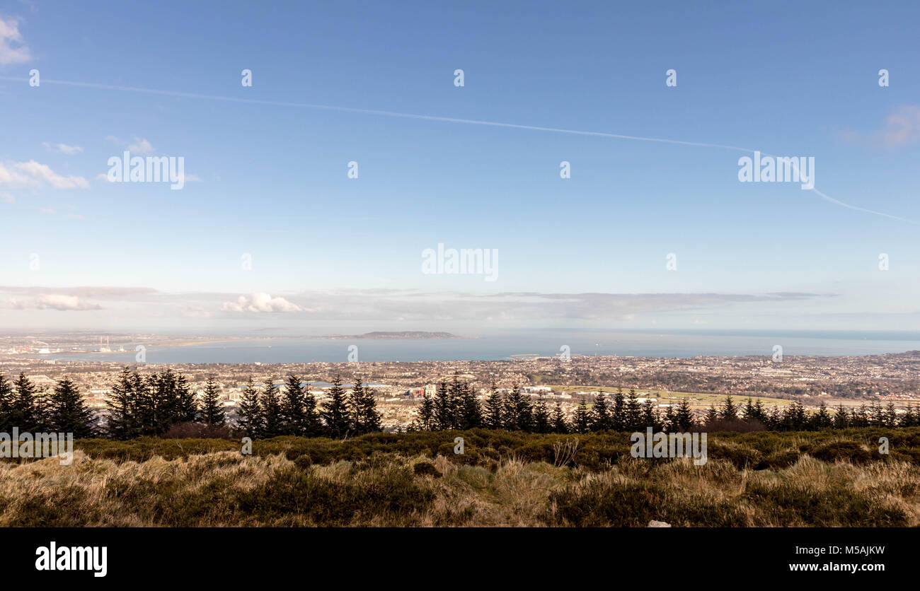 Ticknock est situé dans les montagnes de Dublin. Il offre une vue panoramique de Dublin et il est populaire auprès des marcheurs et vététistes. Banque D'Images