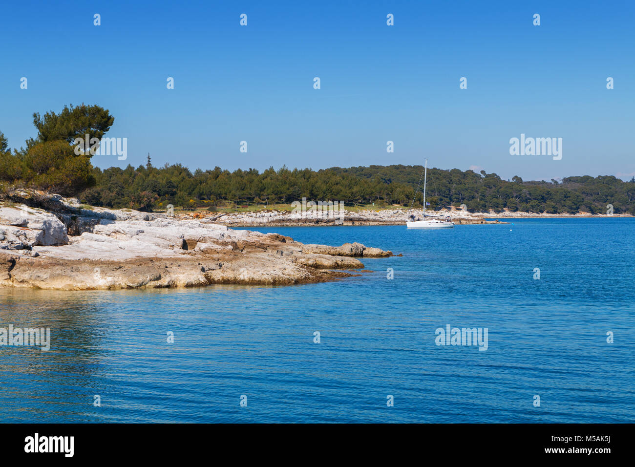 Côte Rocheuse sur la péninsule d'Istrie sur la mer Adriatique en Croatie,Europe Banque D'Images