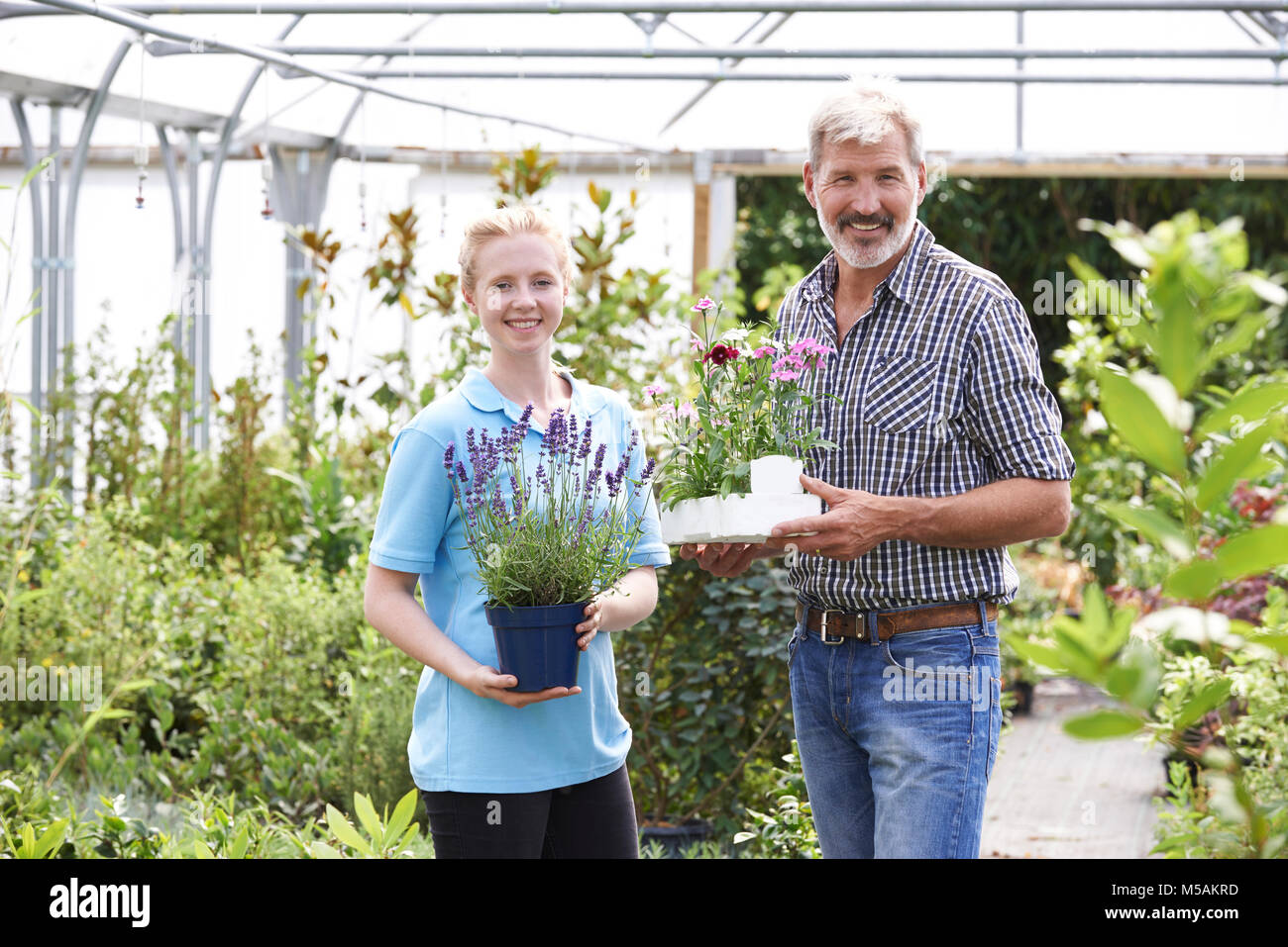 Portrait de la clientèle masculine avec Sales Assistant au Garden Centre Banque D'Images