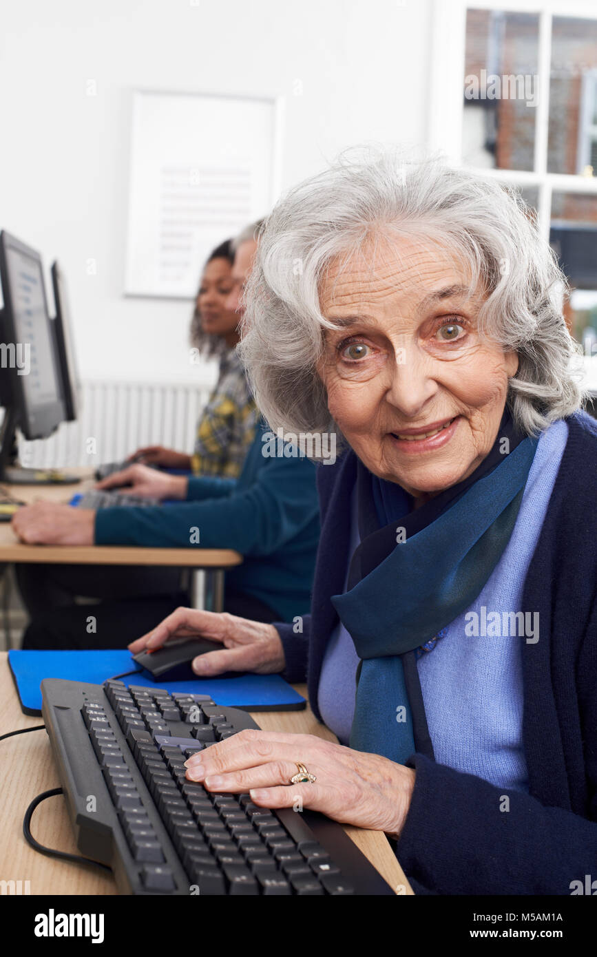 Portrait of Senior Woman assistant à Computer Class Banque D'Images
