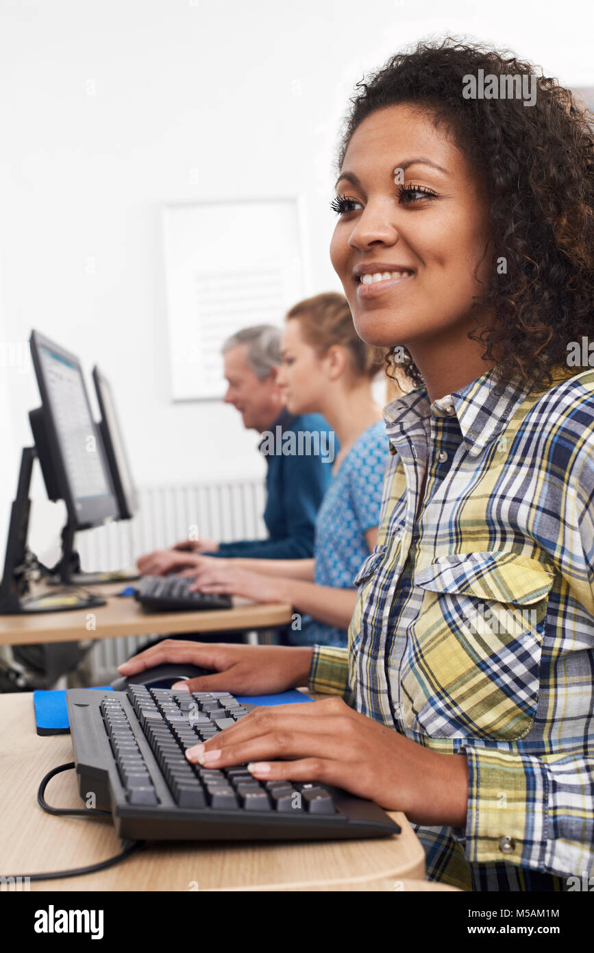 Jeune femme participant à Computer Class Banque D'Images