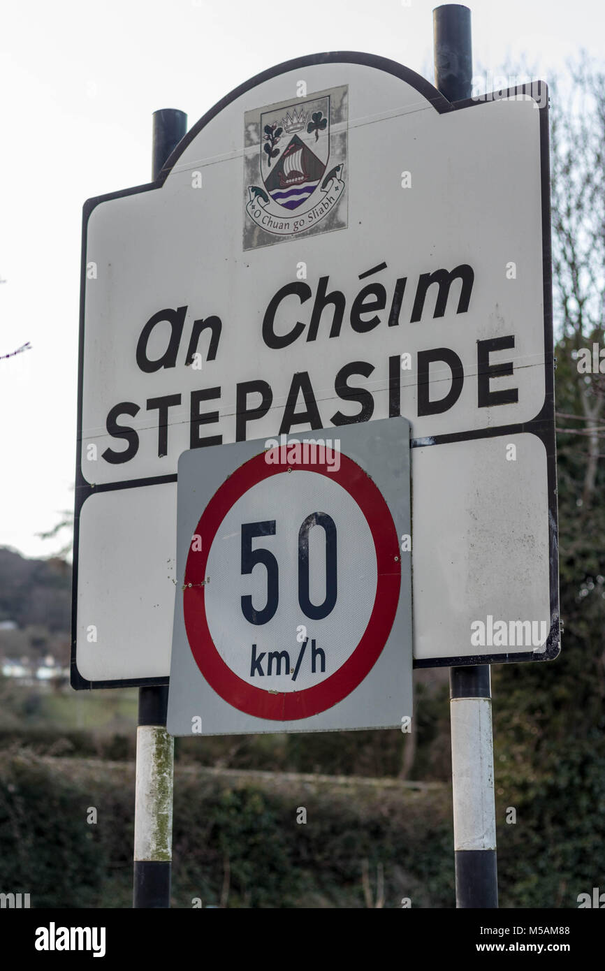 Un panneau routier sur l'approche de Stepaside Village, Sud du comté de Dublin, Irlande. Banque D'Images