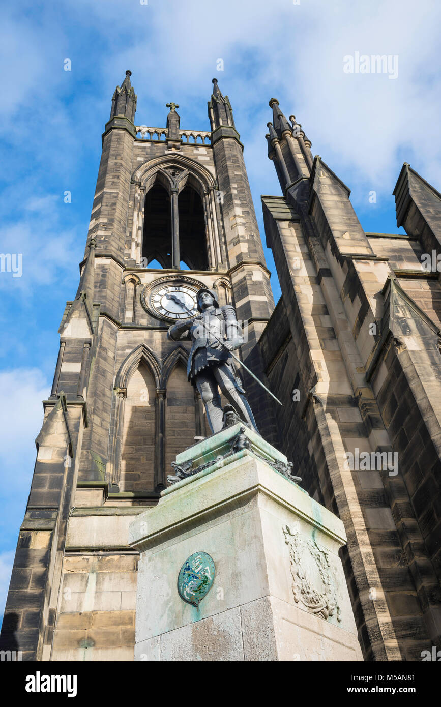 Église de Newcastle,vue de la tour de Saint Thomas le Martyr avec sa war memorial statue de St George, dans l'avant-plan, Newcastle upon Tyne, Royaume-Uni Banque D'Images