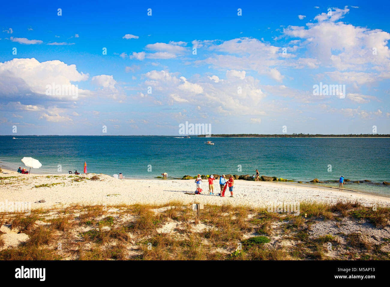 Les gens sur la plage, à la pointe de Port Boca Grande en Floride, USA Banque D'Images